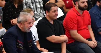 CPMI do INSS aprova quebra de sigilo bancário de Lulinha em sessão tumultuada