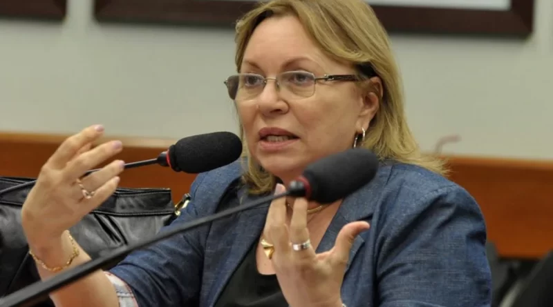 Fraude em descontos do INSS: deputada é alvo de operação da PF