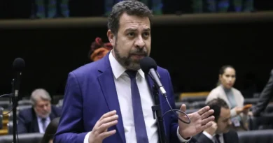 Grupo de Guilherme Boulos avalia saída do PSOL após eleições de 2026