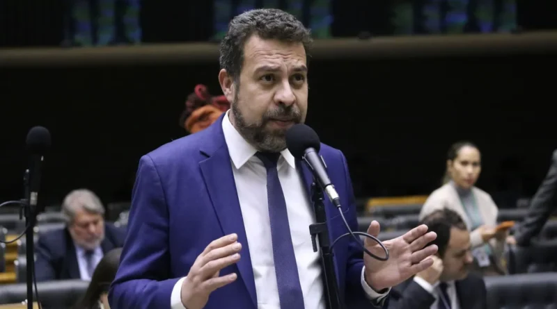 Grupo de Guilherme Boulos avalia saída do PSOL após eleições de 2026