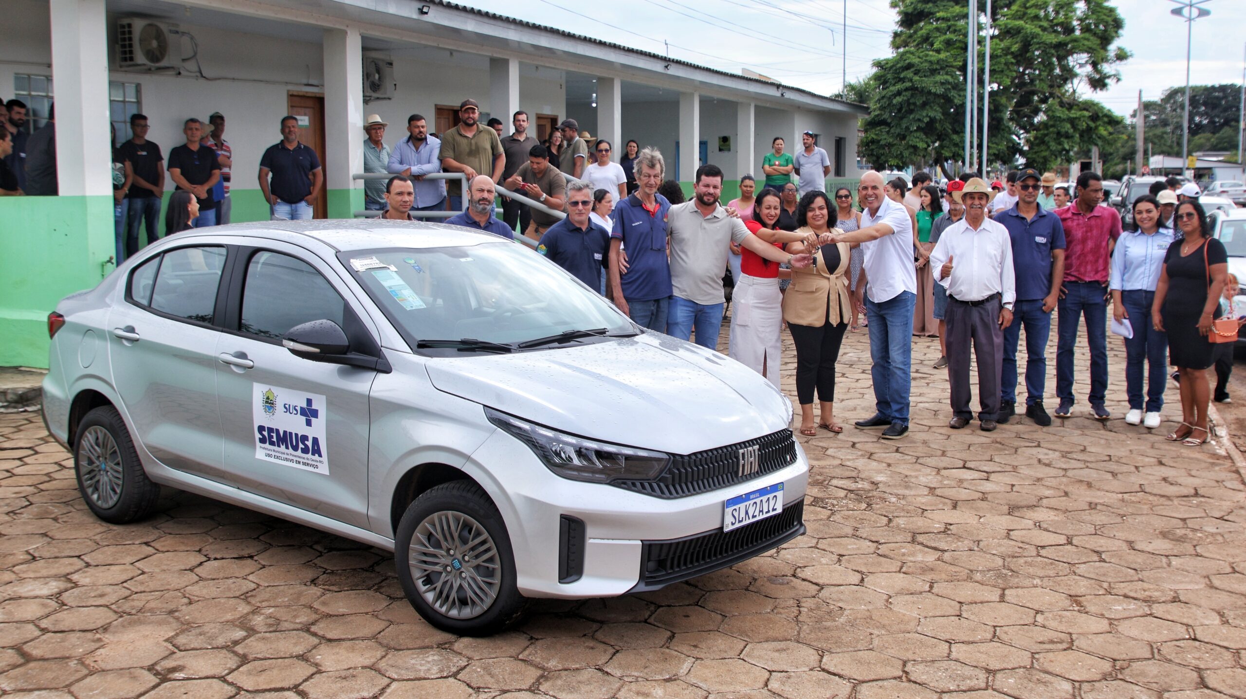 Ismael Crispin entrega veículo exclusivo para transporte de pacientes de fisioterapia em Pimenteiras do Oeste