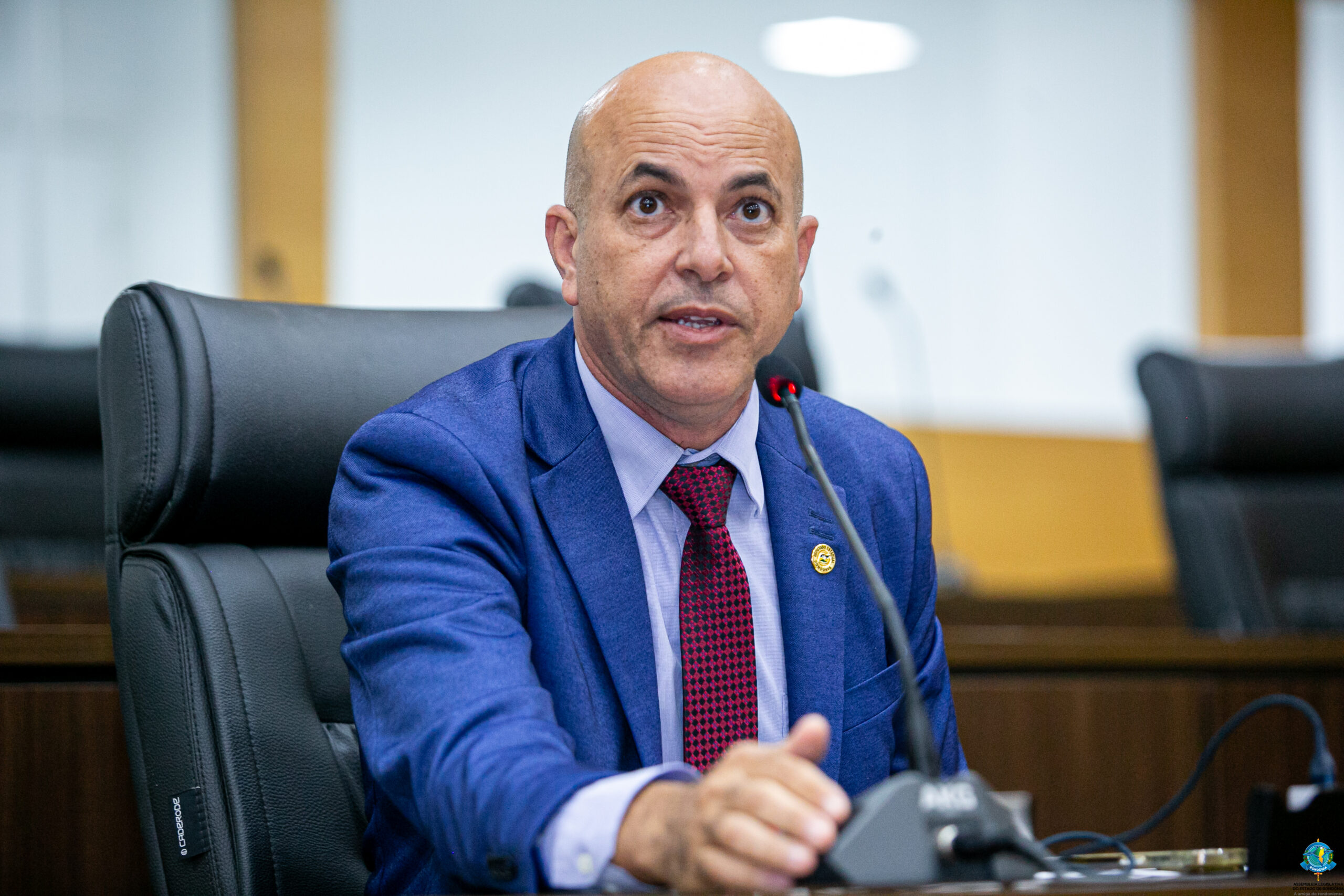 Projeto de Ismael Crispin cria assentos simbólicos para vítimas de violência contra a mulher em Rondônia