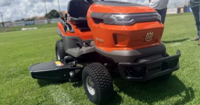 Associação Rolim de Moura recebe trator cortador de grama para fortalecer esporte local - trator cortador de grama associação Rolim de Moura