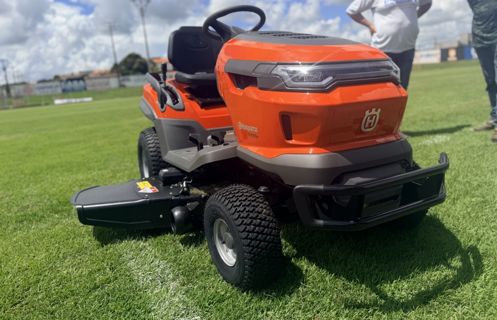 Associação Rolim de Moura recebe trator cortador de grama para fortalecer esporte local - trator cortador de grama associação Rolim de Moura