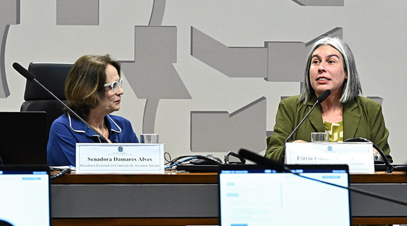 Cigarro eletrônico atrai jovens e aumenta dependência de nicotina, alertam especialistas