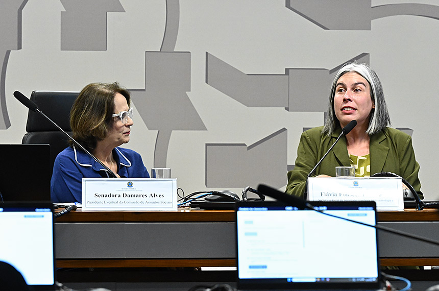 Cigarro eletrônico atrai jovens e aumenta dependência de nicotina, alertam especialistas