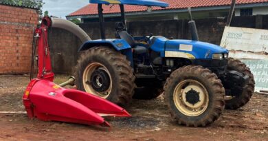 Deputado Alan Queiroz entrega ensiladeira para produtores rurais em Nova União