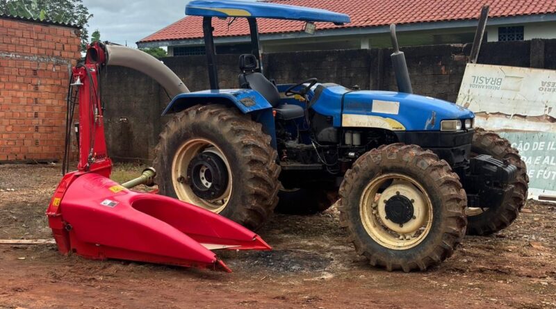 Deputado Alan Queiroz entrega ensiladeira para produtores rurais em Nova União