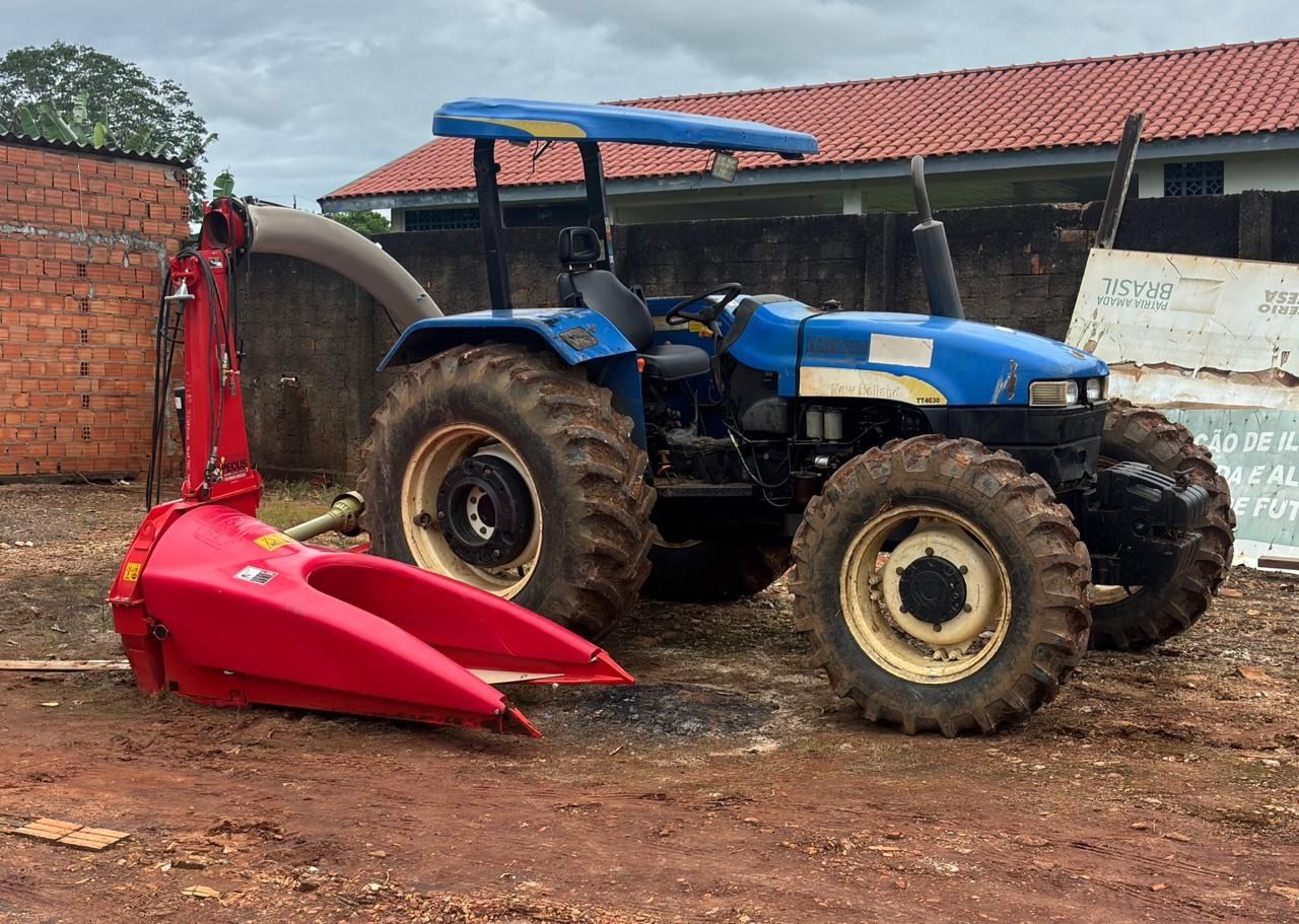 Deputado Alan Queiroz entrega ensiladeira para produtores rurais em Nova União