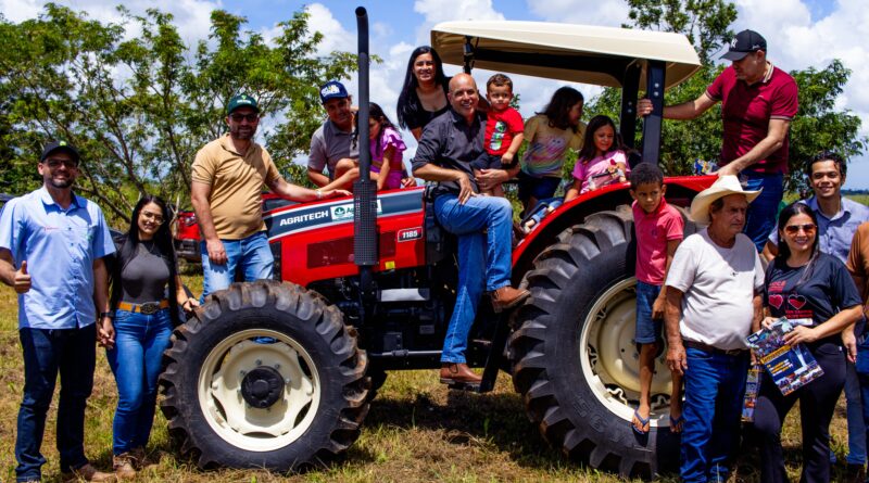 Deputado Ismael Crispin fortalece agricultura familiar com entrega de trator em Seringueiras - agricultura familiar em Seringueiras