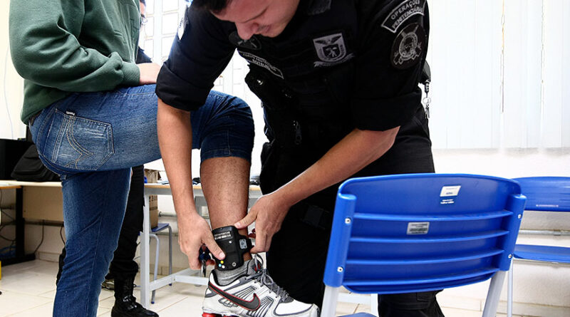 Lei determina uso imediato de tornozeleira eletrônica para agressores de mulheres em casos de violência doméstica