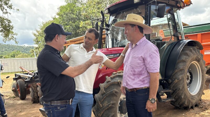 Produtores de Campo Novo recebem implementos agrícolas com emenda de R$ 450 mil do deputado Pedro Fernandes - implementos agrícolas em Campo Novo