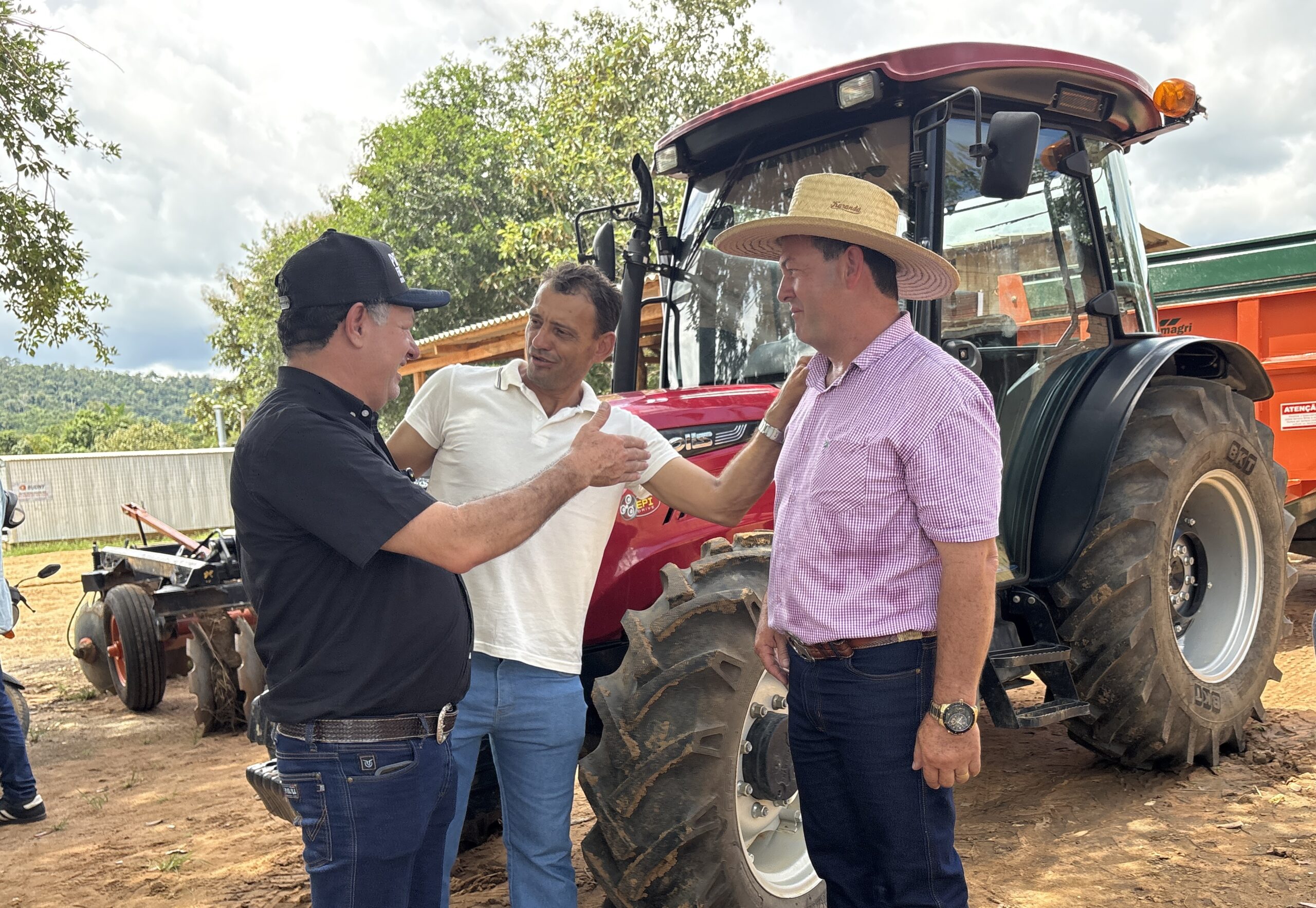 Produtores de Campo Novo recebem implementos agrícolas com emenda de R$ 450 mil do deputado Pedro Fernandes - implementos agrícolas em Campo Novo