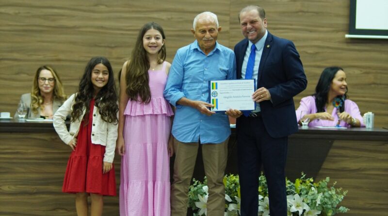 Personalidades lotam auditório da Uninassau em noite de homenagens propostas por Cirone Deiró