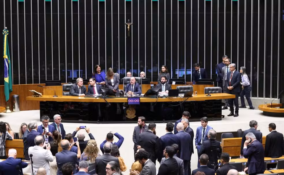 Deputados federais recebem R$ 165,8 mil mensais para pagar funcionários de gabinete - verba de gabinete deputados
