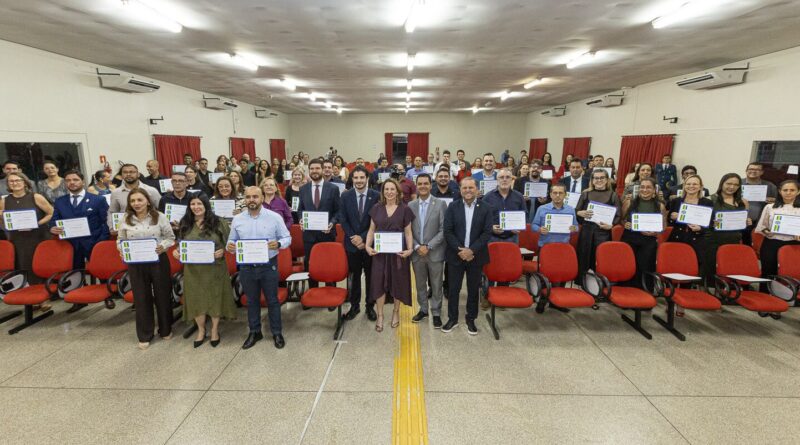 Representantes da área do direito, professores e outros profissionais são homenageados em Cacoal